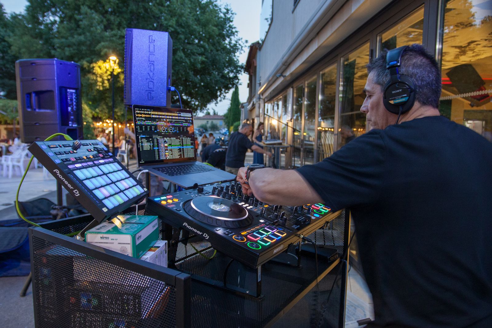 DJ T-973 aux platines sur la scène de Lascours pour la Fête de la Musique 2026